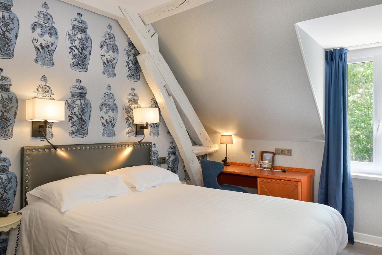 Hotel Logis Domaine De Valaudran à Salbris Extérieur photo