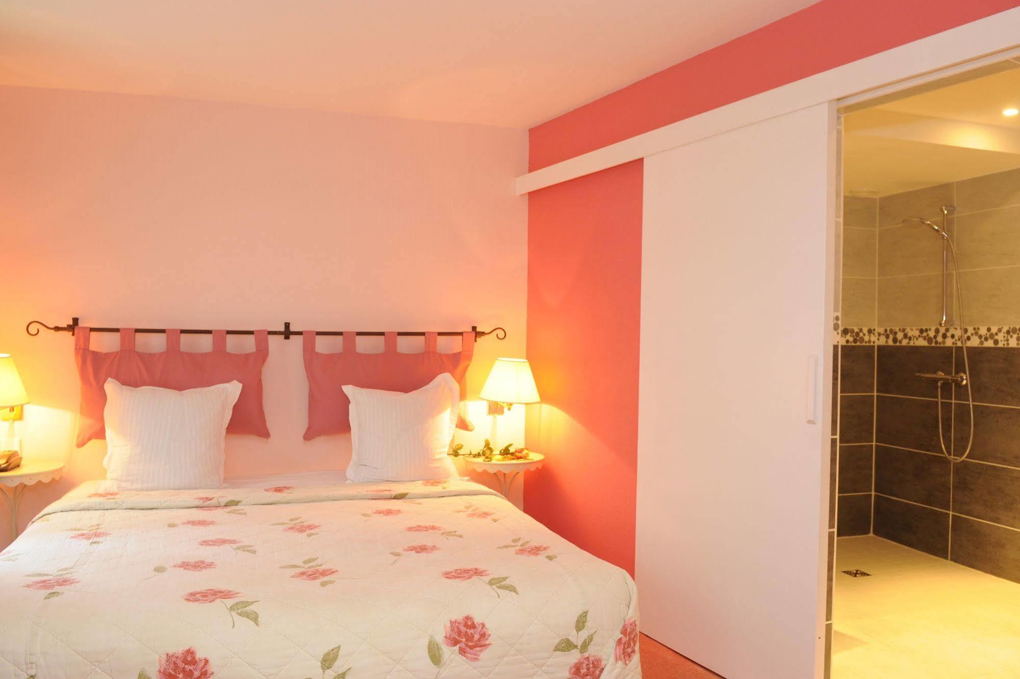 Hotel Logis Domaine De Valaudran à Salbris Extérieur photo